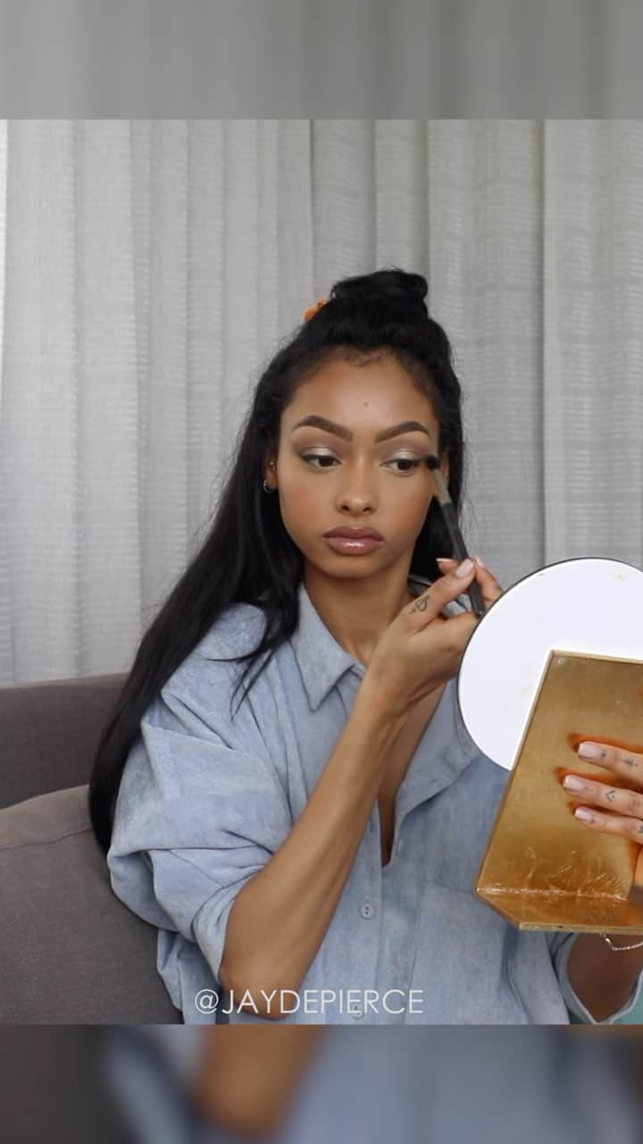 ジェイデ・ピアスのインスタグラム：「Went for dinner with @lauramercier and thought I would film my glam. That spot in the middle of my forehead was really playing with me lol! Hope you guys enjoy! BROWS: • @benefitcosmeticsuk brow conditioner • @benefitcosmeticsuk precisely my brow pencil (shade 4) • @benefitcosmeticsuk brow zings • @glossier brow flick (shade brown) • @benefitcosmeticsuk gimme brow (shade 4.5). FACE: • @lauramercier pure canvas primer supercharged essence • @lauramercier pure canvas blurring primer • @lauramercier flawless lumière foundation (shade golden) • @lauramercier flawless fusion concealer (shade 4N) • @toofaced born this way multi use sculpting concealer (shade warm beige) • @fentybeauty match stixx (shade truffle) • @lauramercier translucent powder • @glossier cloud paints (shade dawn and bean mixed) • @diormakeup backstage contour palette • @lauramercier translucent powder glow LIPS: • @maccosmeticsuk lipliner (shade chestnut) • @narsissist sheer lipstick (shade belle de jour) • @maccosmeticsuk lipstick (shade naturally transformed) • @glossier clear lipgloss EYES: • @tartecosmetics tartelette in bloom eyeshadow palette (shades used : jet setter, activist, leader & funny girl) • @lauramercier caviar stick eye colour (shade sugar frost) • @fentybeauty killawatt highlighter (shade mean money/ hu$tla baby)  HAIR: Extensions by @beauty_worksonline. 22” tape extensions in shade ‘natural black’. Use code JAYDE10 for money off your extensions! Installed by: @amai_salon」