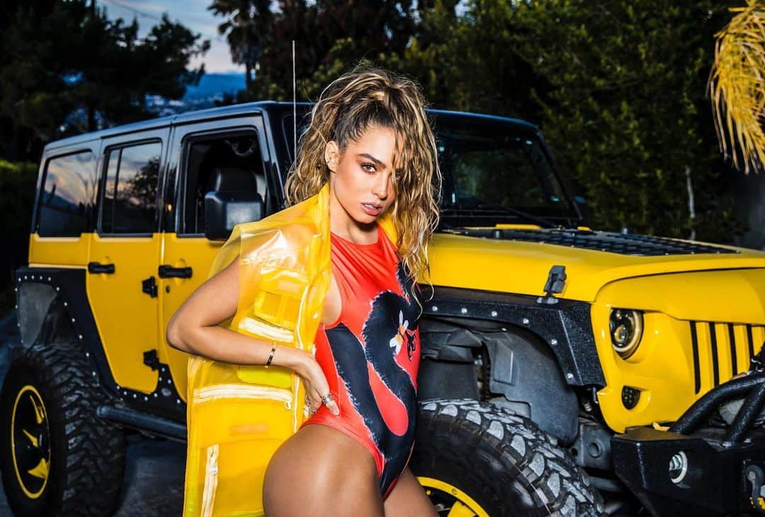 Sommer Rayさんのインスタグラム写真 - (Sommer RayInstagram)「i got the keys to the jeep 🔑 • • • • • if you wanna get on a platform that pays you for your views, pre-register at tsu.social @tsu.social #tsusocial」2月4日 3時33分 - sommerray