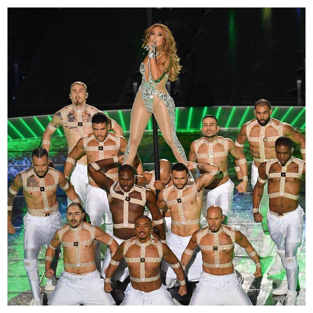 ジャンニヴェルサーチさんのインスタグラム写真 - (ジャンニヴェルサーチInstagram)「Over 130 of @jlo's dancers were dressed in custom-made Versace looks, ranging from heritage harness tops to white Greca-embellished sportswear and lace-embellished skirts paired with leather jackets. #AtelierVersace #VersaceCelebrities #JLo #SuperBowl #SBLIV」2月4日 3時46分 - versace