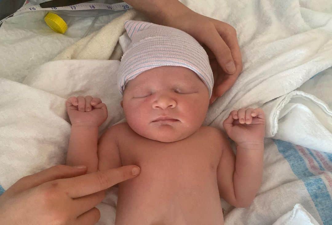 ミラ・ジョヴォヴィッチのインスタグラム：「Hey Everyone!!! So without my knowledge @evergaboanderson spilled the beans on the new baby yesterday 🙄🤦🏻‍♀️😂 which makes this “old news” but anyway, at 8:56am on 02/02/2020 our baby girl Osian Lark Elliot Jovovich-Anderson was born! Osian is a welsh boy’s name and it’s pronounced O-shin. Now I know the name is long, but the family couldn’t agree on her middle name. Ever and my mom wanted Lark, @dashielanderson and I wanted Elliot. Then my husband Paul chimes in with another vote for Lark, so Smushy and I were out numbered 😛! At least she has many names to choose from later in life if she wants to drop a few. She’s so beautiful! Her hair is lighter than the other girls was and she’s very strong. Her little hands get in the way and they’re hard to control and she’s already lifting her head up to see what’s going on! She’s our miracle baby and we’re all so grateful to have her and completely obsessed with her!! I will obviously post more pics later, but we are all exhausted because the last few nights have been crazy! I send you all so much love from the cloud I’m flying on!!! Xoxo m❤️☁️✨⚡️⭐️💥☄️ #osianlarkelliot」