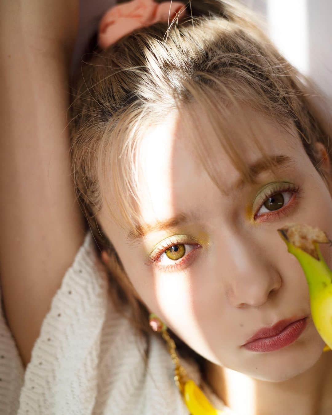 花盛友里のインスタグラム：「八木ありさちゃん @vivi_mag_official  春メイクってたのすぃーこうやって毎日見てるのに全然覚えられないし真似できないという不思議、、、 2枚目の写真は遊びで撮ったのに採用されてて嬉しかった♡お気に入りの一枚！」