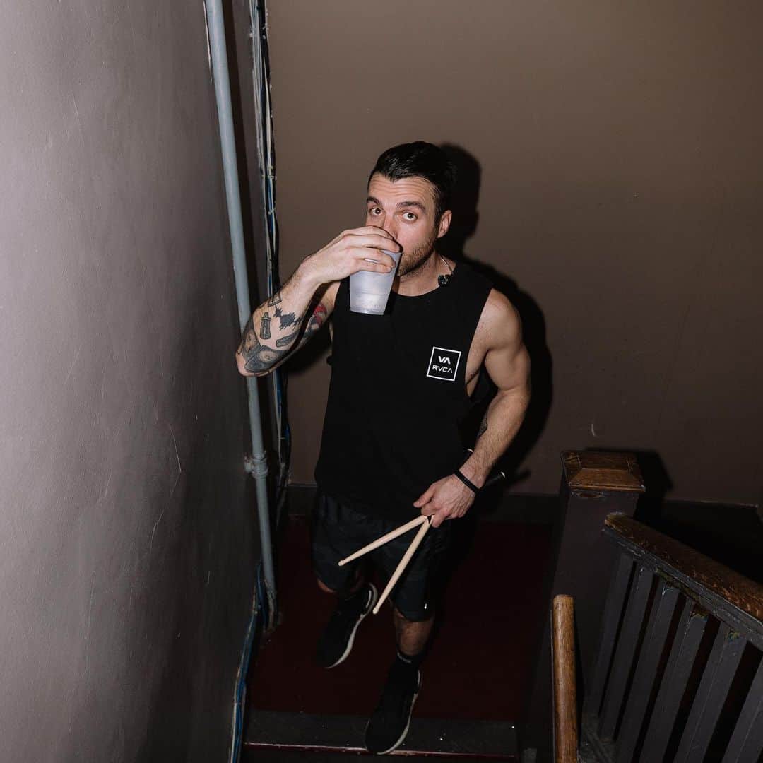リアン・ドーソンのインスタグラム：「relaxing at home after some damn fun little gigs on the east coast. by relaxing i mean im on cold brew 3 at 1pm. love you atl family so much. lucky boy i am.」