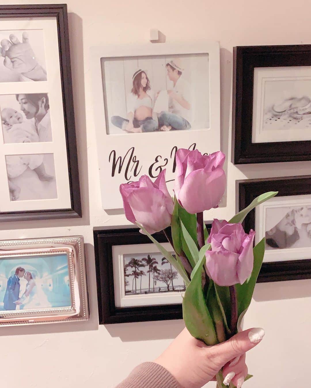 水野佑香さんのインスタグラム写真 - (水野佑香Instagram)「Good morning♥︎◡̈⃝﻿ ﻿ ﻿ 今朝は4時にパッと目が覚めた。﻿ ﻿ ﻿ ひさしぶりに買った﻿ くすみパープルのチューリップが﻿ 可愛すぎて朝からしあわせ🌷﻿ ﻿ ﻿ 今年は花をおうちに飾る﻿ 心の余裕を作ろうと思ってる💕﻿ ﻿ ﻿ ﻿ まだ一輪挿し用フラワーベースを﻿ getしてないからいい加減ポチろう（笑）﻿ ﻿ ﻿ ﻿ ﻿ #朝活 #美活動 #花のある暮らし #flower #花のある暮らし #flower #リビング #リビングインテリア #インテリア #マイホーム #お気に入りの場所 #水野祐香 #youtuber #model #director #editor #ワーキングママ #ママ  #アラフォー  #アラフォーモデル #japanesegirl #我爱你  #40歳 #加齢に負けず華麗に生きる ﻿」2月4日 5時11分 - mizuno_yuka
