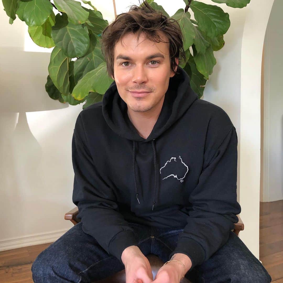 タイラー・ブラックバーンのインスタグラム：「The Australian wildfires are still burning, we can't look away. @wireswildliferescue is the largest wildlife rescue organization in Australia & they are providing national emergency support. I designed this merch to help fund their efforts, please join me in supporting them. Link in bio! 🐨」
