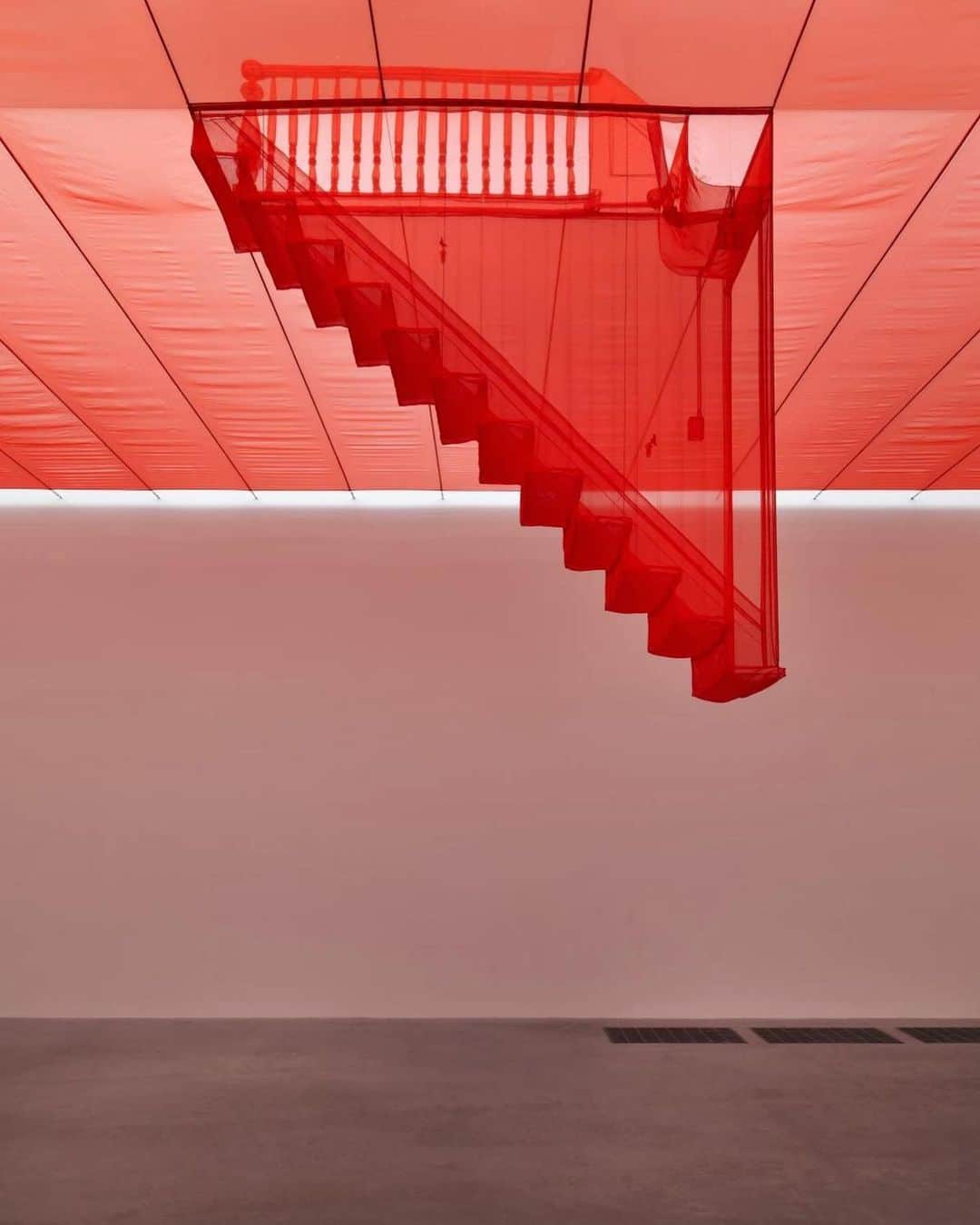コートエシエルさんのインスタグラム写真 - (コートエシエルInstagram)「SS20 MOOD | Inspired by art . This transparent red staircase by Korean sculptor Do Ho Suh floats high up in a gallery at Tate Modern, where the natural light fills it with different intensities of red, depending on the time of the day. . We are inspired by the transformable nature of colors 🎈 . . . . #dohosuh #dohosuhexhibit #tatemodern #tatemodernmuseum #tatemodernlondon #tatemoderngallery #tate #staircasedesign #staircasedecor #koreanart #koreanartist #koreanartists #dohosuhexhibition #orangecolor #koreanartwork #tatelondon #artinstallation #contemporaryart #modernart #immersiveart #installationart #installationartist #contemporaryartist #artofinstagram #artoftheday #artofvisuals #sculpture_art」2月4日 5時07分 - coteetciel