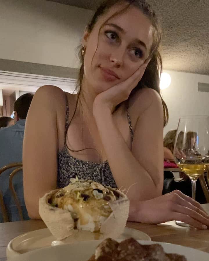 アリシア・デブナム・キャリーのインスタグラム：「It’s back to work but I will never stop wining and dining」