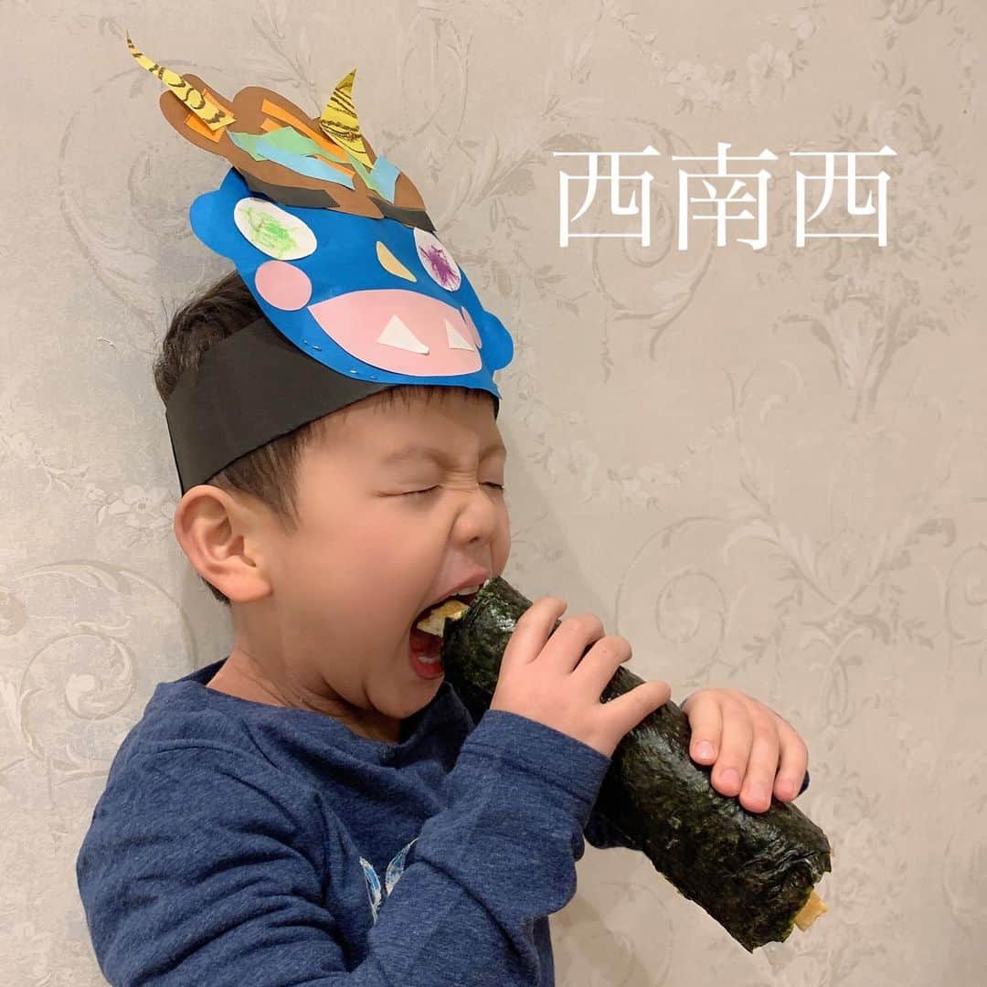 澤野井香里のインスタグラム：「#節分 の2月3日はお迎えに行くと鬼さん👹のお面で帰ってきて、夜は家で#まるかぶり 🤗﻿ ﻿ 前からよく食べるけど、最近ほんとにお米をたくさん食べてこの後まだ白米おかわり😂﻿ ﻿ 地域の節分とお茶🍵イベントでは、お友達と一緒にお面を作って豆まきしたり久々にお茶ができて癒された♡﻿ ﻿ Sは最近幼稚園で好きな女の子がいるらしくて、教えてくれた😆﻿ 毎日成長してて面白いなぁ〜＾＾﻿ ﻿ #ks_20✨ #ks_kyoto✨ #京都ママ #関西ママ #男の子ママ #女の子ママ #ママライフ #👶 #1歳 #3歳 #コドモノ #ベビフル #ママリ #S⭐️_ #M🍒_  #s⭐️m」