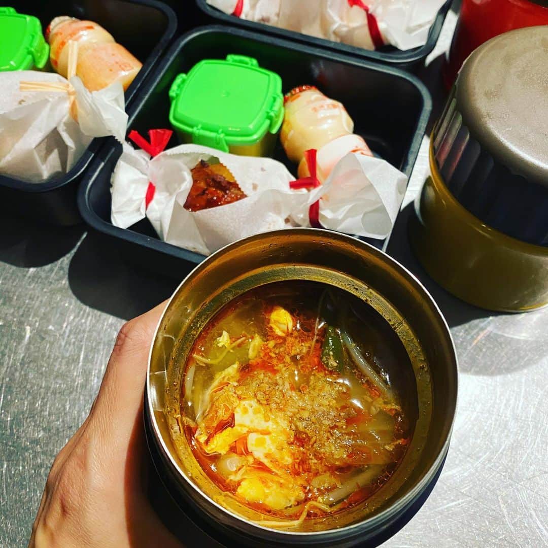 滝沢眞規子さんのインスタグラム写真 - (滝沢眞規子Instagram)「おはようございます。 ユッケジャンスープと肉巻きおにぎり。たまたま🍬みたいになった。色々改良の余地あり…😅 スープが辛いからデザートにパイナップルとヤクルト。 #タキマキ長女弁当  #タキマキッチン #タキマキ弁当」2月4日 6時15分 - makikotakizawa