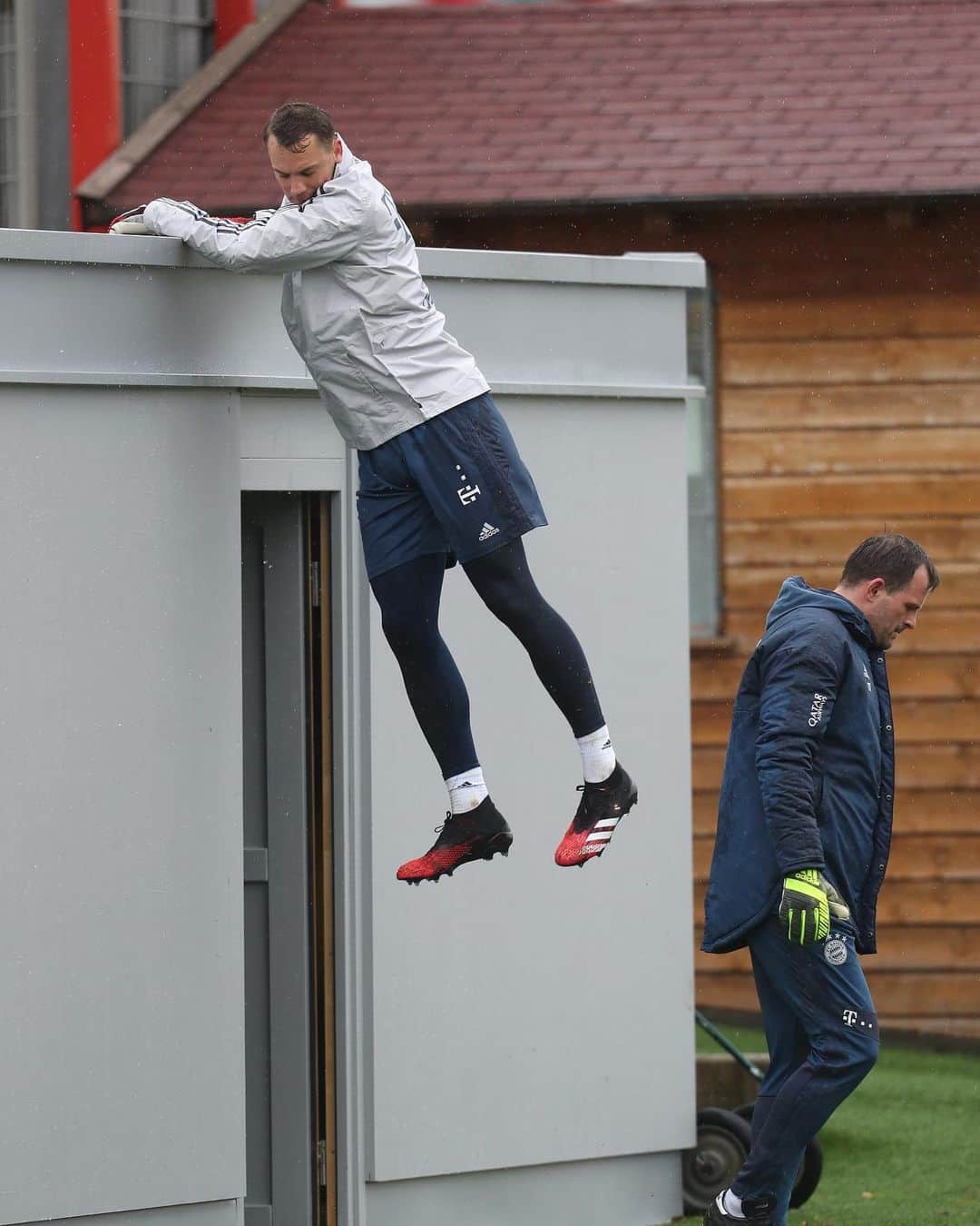 マヌエル・ノイアーさんのインスタグラム写真 - (マヌエル・ノイアーInstagram)「Wie früher... 🏘⚽️」2月4日 6時46分 - manuelneuer