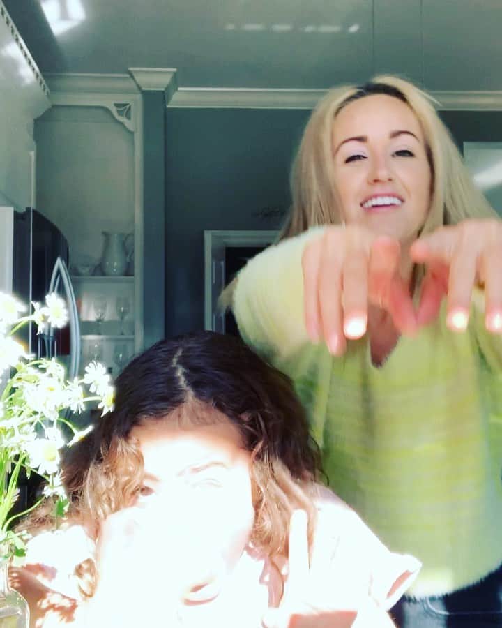 ブリット・ニコルのインスタグラム：「Posting this one for Eli bc he loves to watch it over and over haha! Ella wanted to get in on “Songs from the Sink!” Since you guys liked the first video maybe I’ll post a few more! 👍🏼 #songsfromthesink #brittnicole」