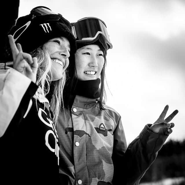 ジェイミー・アンダーソンのインスタグラム：「I’m so Inspired by this next generation of female snowboarders! I honestly can’t believe where women’s snowboarding is at. When I was  @cocomonsan age I won my first bronze medal at @xgames with a frontside 180 on the last jump... Now, many young girls are doing 1260’s! Times have changed and it’s so humbling to watch and be apart of 🙏 #womenarephenomenal #believeinyourself 📷 @blattphoto」