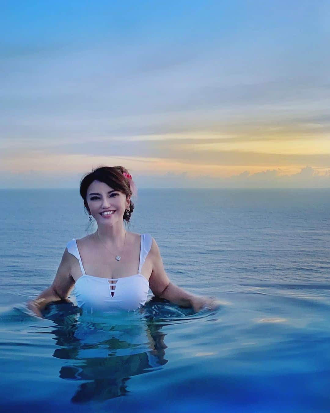 selfieneのインスタグラム：「前から行ってみたかった #バリ島 の#omnia に行ってきた #デイビーチクラブ クラブは 最近#ビーチリゾート で流行ってるけど、ここは#カッコ良かった なぁ✨ #お客もお洒落 だし #サービスが凄く良い の❣️ また行きたいな(^^) #オムニア #映えクラブ  #バリ旅行  一年の半分はビーチリゾートで過ごしたい」