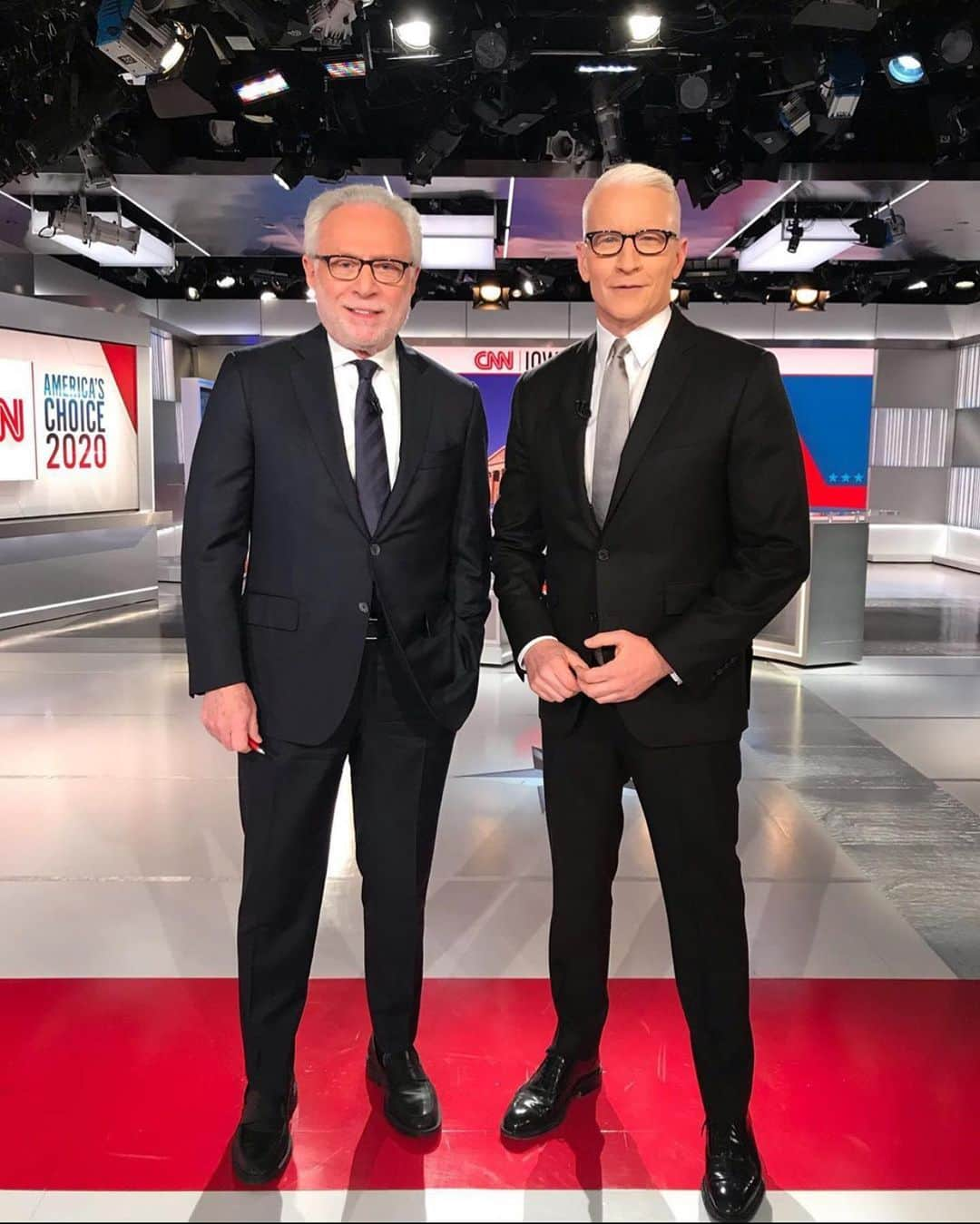 アンダーソン・クーパーのインスタグラム：「always an honor being with the hardest-working man in news @wolfblitzer. Covering  Iowa Caucuses till midnight.. and beyond!」