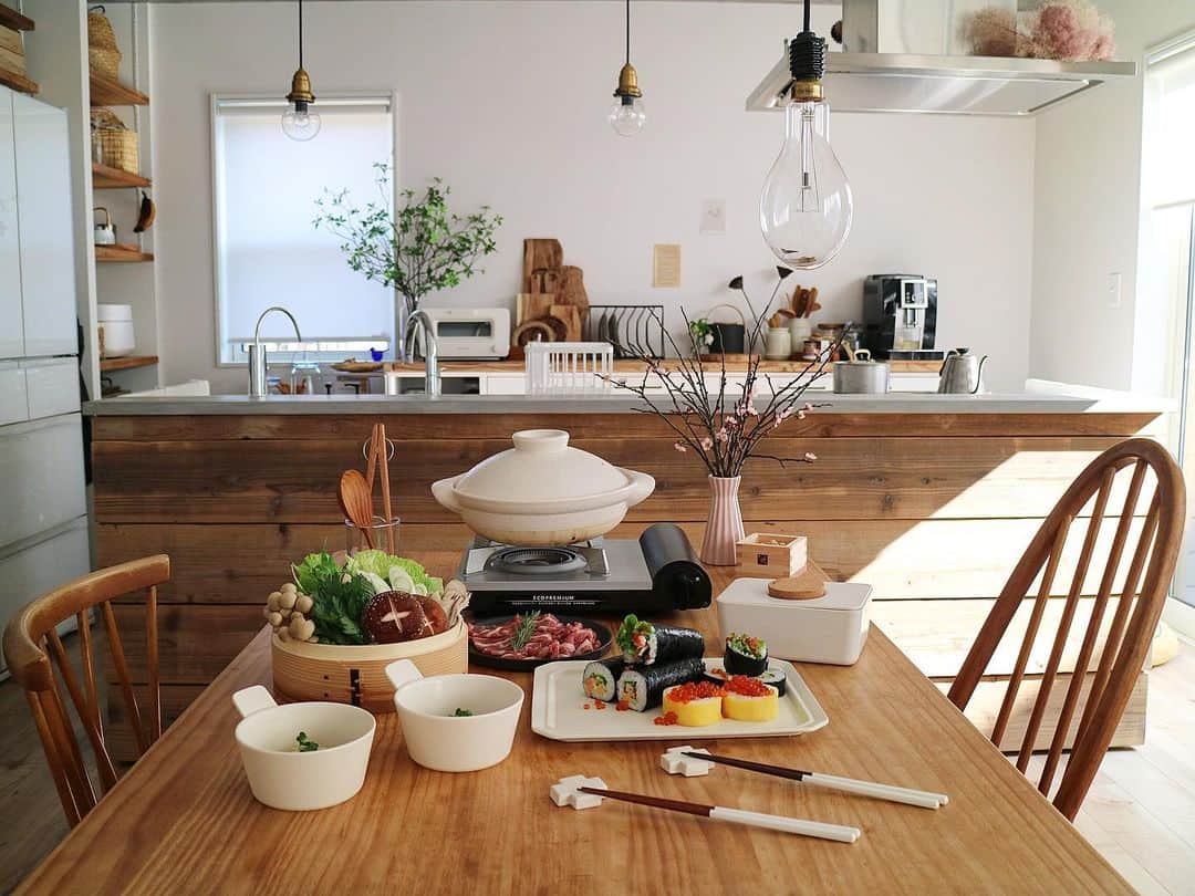 のインスタグラム：「昨日の恵方巻 食べやすいハーフサイズで 薄焼きの玉子巻きは溢れいくら 後はあっさりと湯豆腐  節分には歳の数だけの大豆と小銭をティッシュに包んで 夜家の1番近くの十字路まで行って頭に擦りつけてお願い事して 後ろ向いてポイっと落として 家に着くまで決して振り向いてはいけないっ て言う風習があって  全国的やと思ってたら 愛媛だけの風習とテレビで知って  ザワついた4ho家  弟と2人 暗い暗い十字路からの帰り道 振り向いたらいけないって言われると振り向かずにはいられない 必ず振り向いて後ろを確認してた私…  お洒落なデザインのとんすいは@sarasadesign お手拭きには欠かせない除菌ウェットティッシュ お口拭いたりテーブル拭いたり日々大活躍 こちらも #sarasadesign 無駄のないシンプルなデザインなら出しっぱでもへっちゃら◎ #節分ごはん#恵方巻##晩ごはん#夜ごはん#おうち時間#おうちカフェ#食卓#キッチン#日々#日々のくらし#daily#おうち#暮らしを楽しむ#くらし#暮らし#PR#キッチン#台所#アーコール」