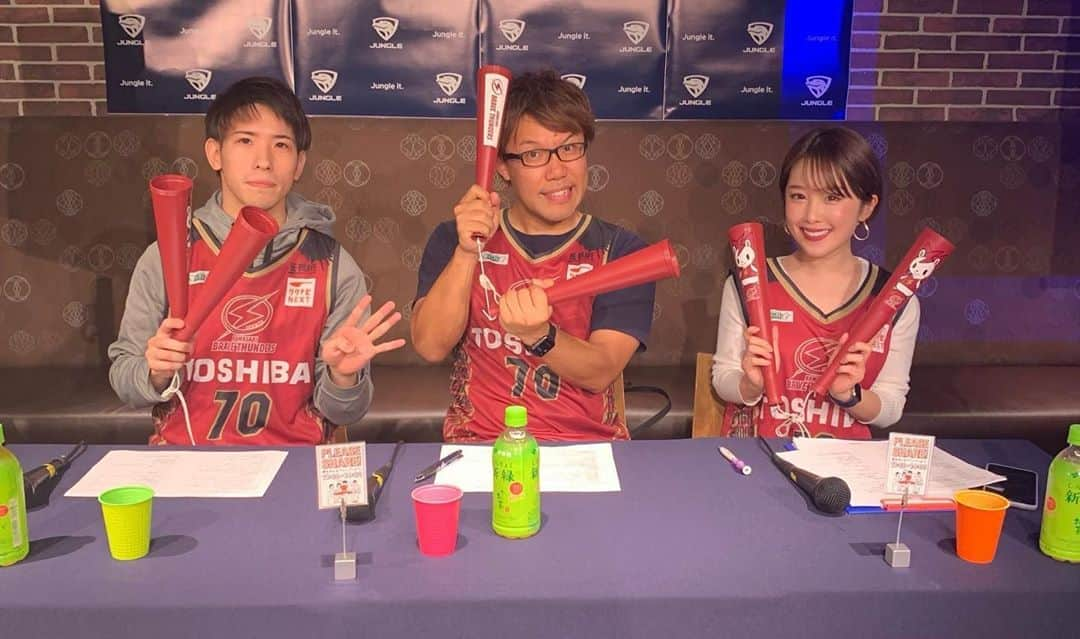 峰麻美さんのインスタグラム写真 - (峰麻美Instagram)「🏀Bリーグ 川崎ブレイブサンダースvsシーホース三河🏀  PV＆人気YouTuberお2人の同時生配信でMCをやらせていただきました🎤  久しぶりのバスケ、そして初めてのBリーグだったけど本当に面白かった‼️ 試合終盤までシーソーゲームで一瞬も目が離せない展開でワクワクしました😆  やっぱりバスケはおもしろい👍  楽しくて喋りすぎました！笑  今年は観たいスポーツがありすぎて、体がいくつあっても足りないなー😂笑  #basketball #bleague #japan #blavethunders  #seahorse  #川崎ブレイブサンダース #シーホース三河 #せやろがいおじさん #beaballer #eジャングル #ピッケム」2月4日 7時25分 - asaaaaami.0702