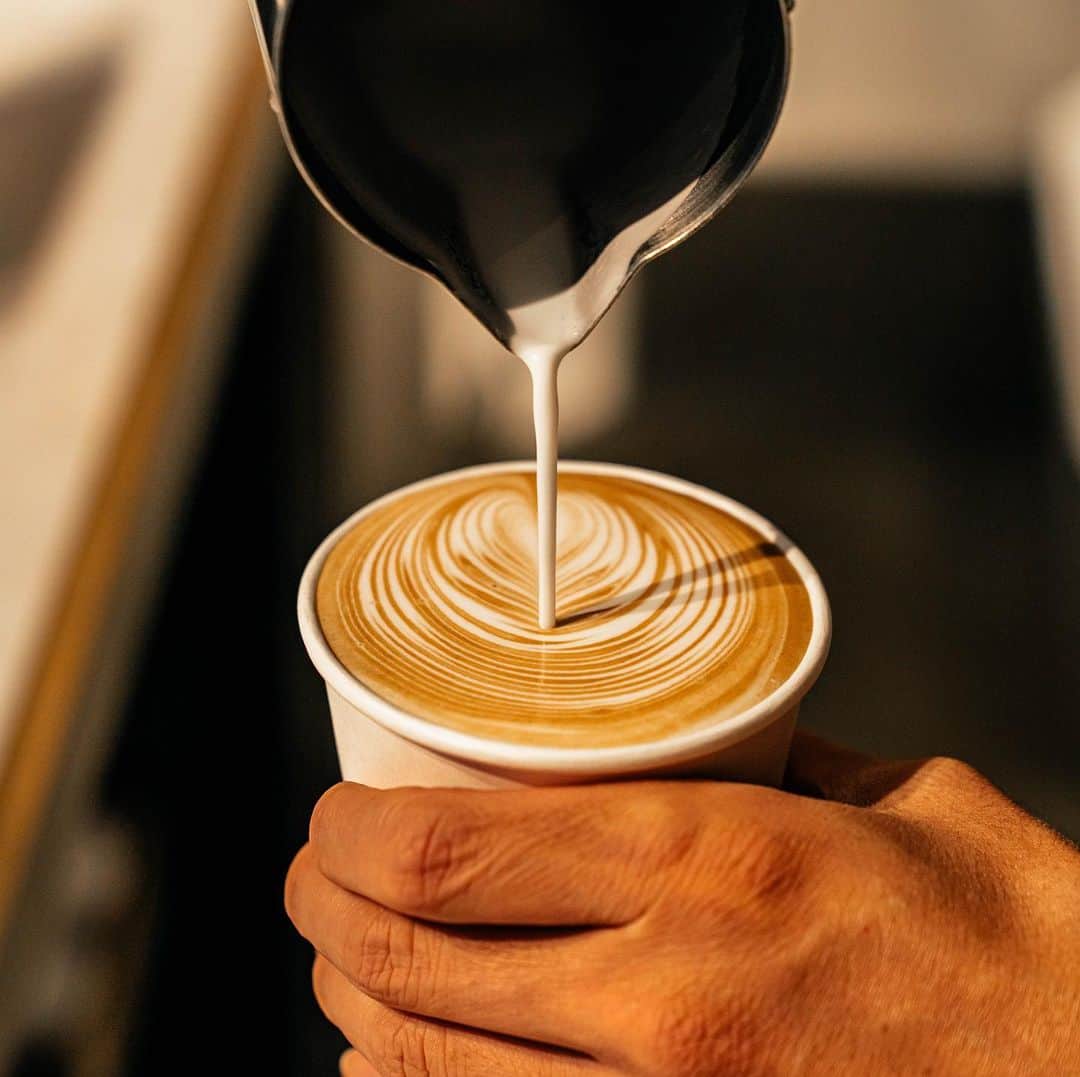 山口淳一さんのインスタグラム写真 - (山口淳一Instagram)「Good morning. — #japan #kyoto #here #coffee #herekyoto #canele #latte #latteart #art #cafe #slayer #espresso #roasting #roaster #probat  #日本 #京都 #コーヒー #カヌレ #ココカヌレ #ラテ #ラテアート #アート #スレイヤー #エスプレッソ #ロースター #焙煎 #バリスタ #京都カフェ」2月4日 7時31分 - junichi_yamaguchi