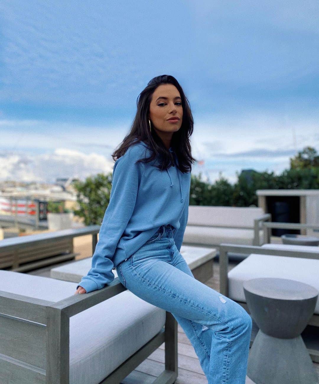 クロエ・ブリッジスのインスタグラム：「Mondays are better at the beach」