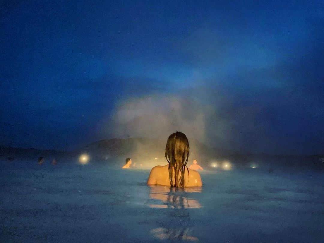コニー・タルボットのインスタグラム：「Bliss in the Blue Lagoon💙」