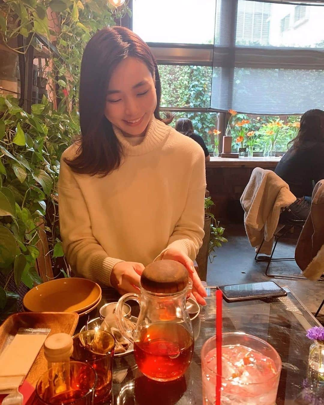 本田珠規さんのインスタグラム写真 - (本田珠規Instagram)「青山フラワーマーケットティーハウス☕ . ご飯も美味しいし、 空間にとにかく癒されました😊❤✨ . . #青山フラワーマーケットティーハウス  #aoyamaflowermarketteahouse  #aoyamaflowermarket  #tokyocafe  #東京カフェ#青山カフェ #お花に囲まれて #チューリップ #美しい#お姉さまと」2月4日 18時39分 - tamaki_honda_oscar