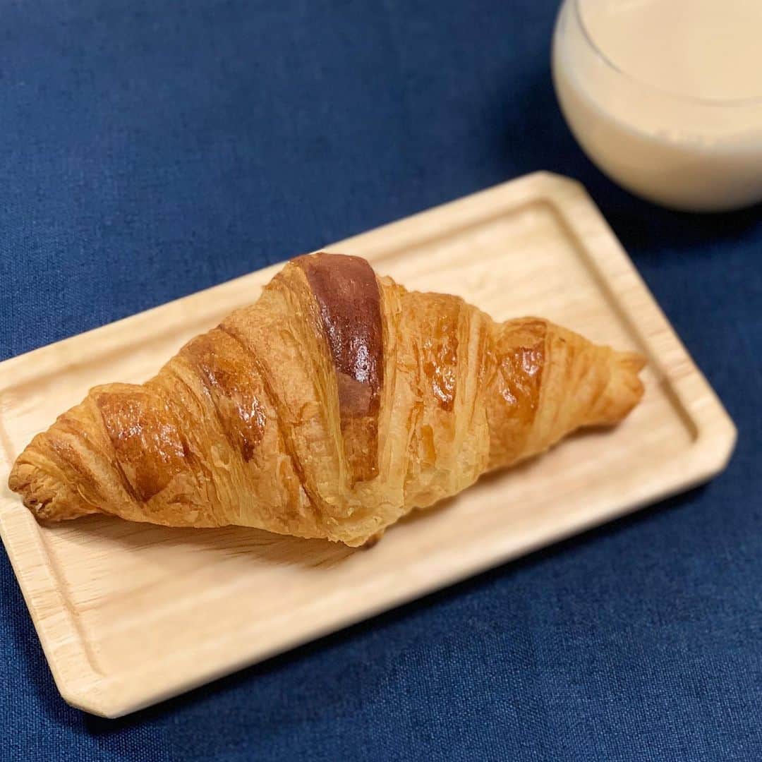 お取り寄せ手帖web 記者：AnNAのインスタグラム：「【クロワッサンnote】﻿ サンジェルマン タンドレス 有楽町店﻿ ﻿ さっくり感 ★★★★☆﻿ パリパリ感 ★★★☆☆﻿ バター感 ★★☆☆☆﻿ ふわふわ感 ★★★☆☆﻿ 軽やかさ ★★★★☆﻿ 大きさ ★★★☆☆﻿ ﻿ ﻿ かるーく、さっくり食べられるクロワッサン﻿ ﻿ ﻿ #クロワッサン﻿ #クロワッサンnote﻿ #パン﻿ #ベーカリー﻿ #サンジェルマン﻿ #サンジェルマンタンドレス﻿ #有楽町﻿ #丸の内ol﻿ #お取り寄せ手帖 #noteはじめました」