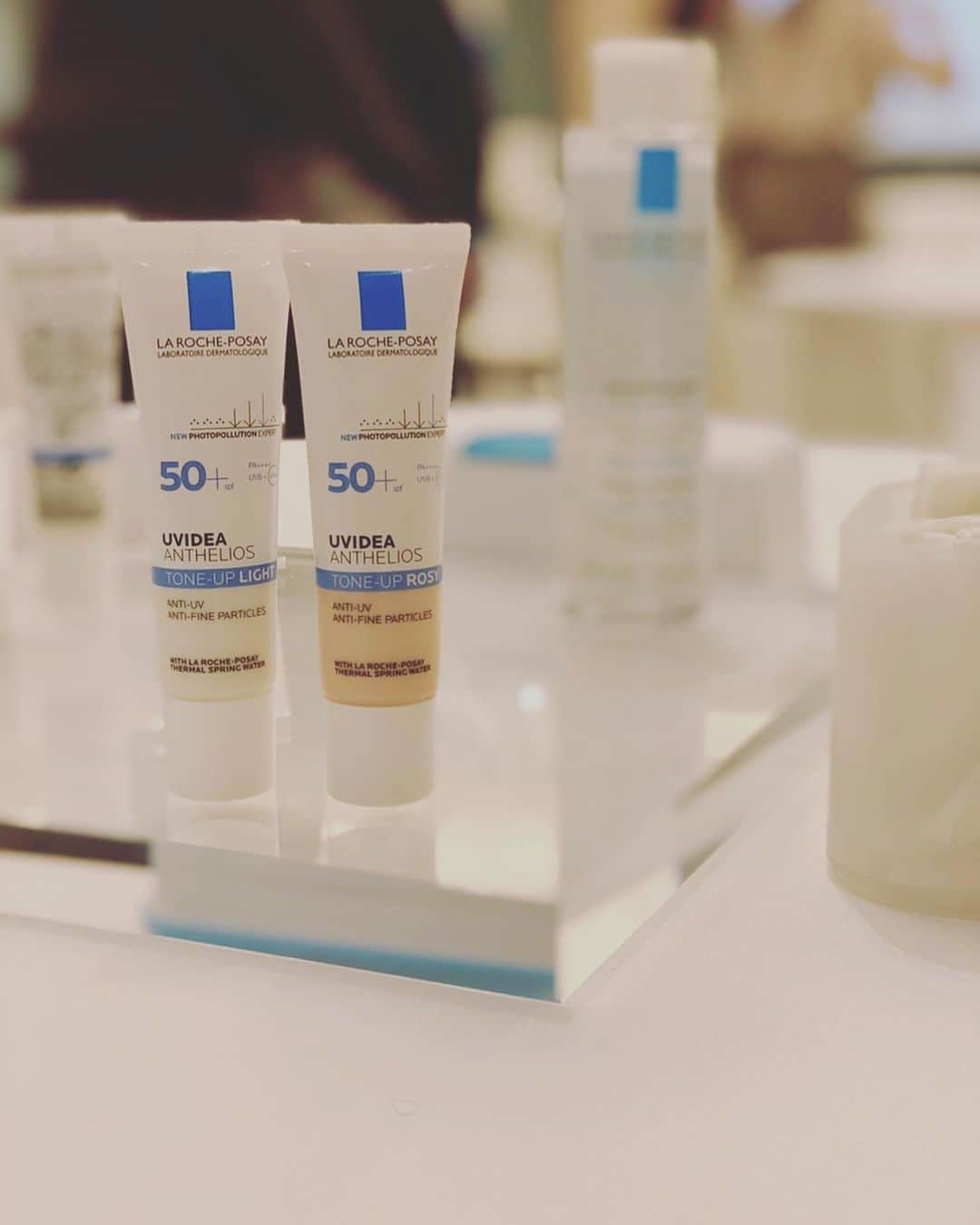 長屋なぎささんのインスタグラム写真 - (長屋なぎさInstagram)「先日LA ROCHE-POSAYの新商品発表会へご招待頂き参加してきました。 「ラ ロッシュ ポゼ」は、1975年に敏感肌のためのスキンケアブランドとしてフランスで誕生。敏感肌の方々が、使い始めたその日からすこやかな肌を保てるように、そして肌と気持ちに自信を持って生活できること、それが「ラ ロッシュ ポゼ」の願いだそう。 そんな素敵な想いが込められているブランドの顔といってもいいトーンアップUVの新色が発売。  実際会場で試させてもらいましたがとにかく肌馴染みがいい。 スッと自分の素肌に馴染むのに綺麗に仕上がる。 そして敏感肌の方が使えるなんて最高。 沢山の人が救われるアイテムかもしれないですね。 公式サイトで昨日2/3から先行受注していました。  スキンケアも大事だけど、私は1年通して日焼け止めを塗ることは欠かさずにしています！  _________________________________________ #ピンクのトーンアップUV #トーンアップUV派 #ラロッシュポゼ ＠larocheposayjp」2月4日 17時09分 - nagisanagaya