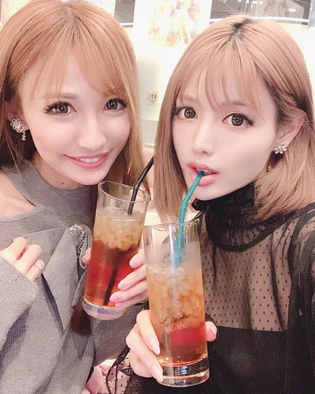 寿リリカさんのインスタグラム写真 - (寿リリカInstagram)「♡ しずかちゃんHappy birthday💋🎂💝🎉 ♡ キラキラなカリスマモデルの顔のしーちゃんもプライベートの優しいママの顔のしーちゃんもだいすき💋 美しくていつもまぶいぜ❤️✨ ♡ こないだは親子でレゴランドデートしたの💕💕娘と息子くんも仲良くなってくれてうれしい🥰 息子くんも優しくてめちゃ良い子すぎるの💓 ♡ しずかちゃんがデザイナーをしてるRadyのお洋服ちゃんたちも可愛くてお気に入り👗💓初Radyはリゾフラ柄のワンピ🌺今でも大切に持ってるよん👗👠 ♡」2月4日 17時16分 - ririkakotobuki