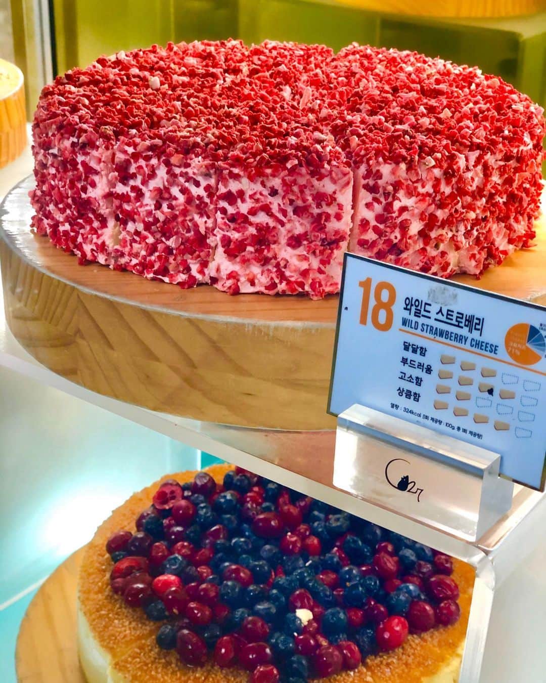 一木美里さんのインスタグラム写真 - (一木美里Instagram)「なんとかわいいカフェでしょうか🍓🍓🍓 . .  #MillyKorea#c27#cheesecake#sweets#cafe#韓国旅行#韓国スイーツ#韓国カフェ」2月4日 17時20分 - misato_ichiki