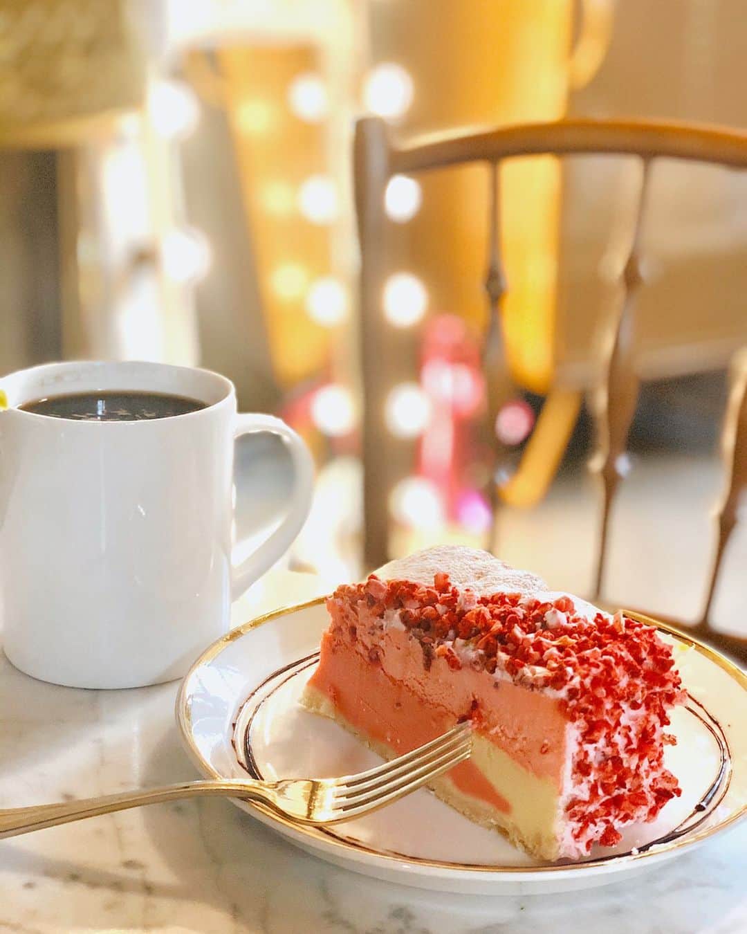 一木美里さんのインスタグラム写真 - (一木美里Instagram)「なんとかわいいカフェでしょうか🍓🍓🍓 . .  #MillyKorea#c27#cheesecake#sweets#cafe#韓国旅行#韓国スイーツ#韓国カフェ」2月4日 17時20分 - misato_ichiki