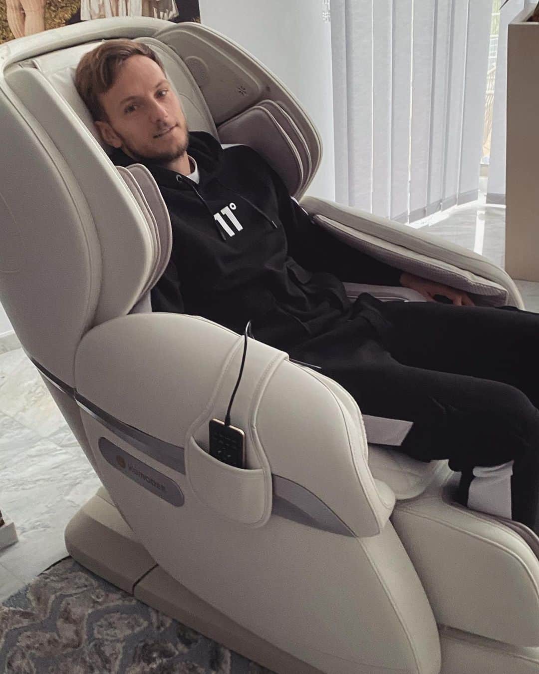 イヴァン・ラキティッチのインスタグラム：「🛋👱🏼‍♂️relax en casa 🏠😁」
