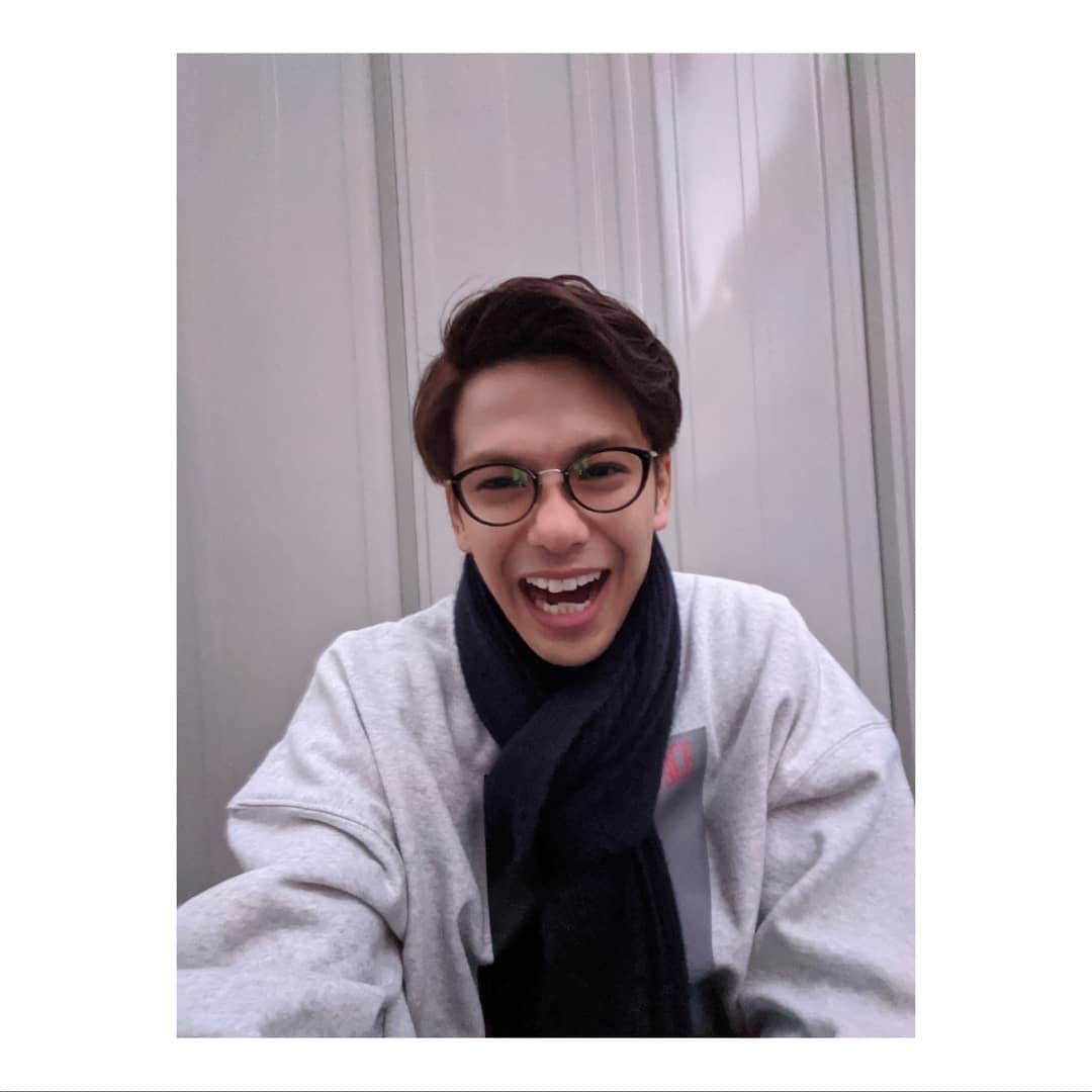 森崎ウィンのインスタグラム：「#wss2  本日のウィントニーは 無事誰一人怪我なく、終了しました。 来てくださった皆々様、ありがとうございました。まだまだ、もっと良くしたい。 明日も気を抜かず頑張ります。 #森崎ウィン  #winmorisaki  #トニー #プレゼント  #手紙  #ありがとう #毎回安心するんです #うふふ」