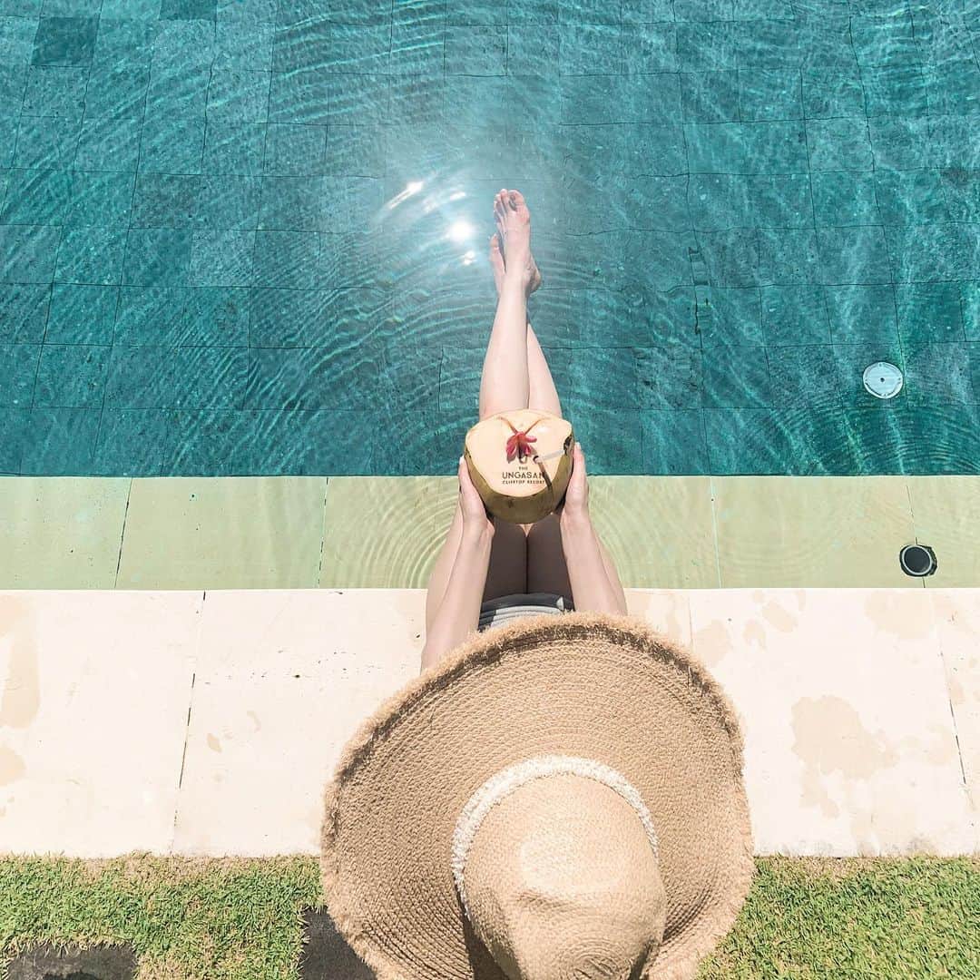 Giann Chanのインスタグラム：「So much attention to detail from decor to staff to the coconut on hand. 🥥  @theungasan  #Bali #Theugasan #Coconut #Clifftophotel #ctytravelmap」