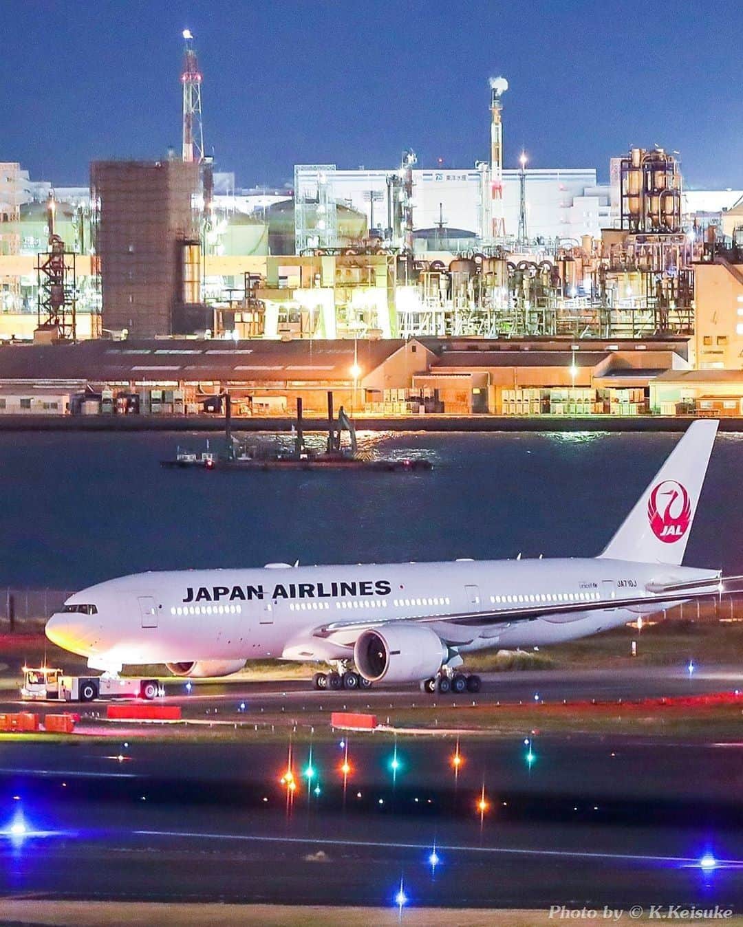 のインスタグラム：「. The runway and factories sparkle in the night sky. #TogetherThisFebruary  工場の夜景とのコラボレーション🌉✨ . . photo by @keisuke7g Post your memories with #FlyJAL  #JapanAirlines  #travel #airplane #travelawesome #momentofmine」
