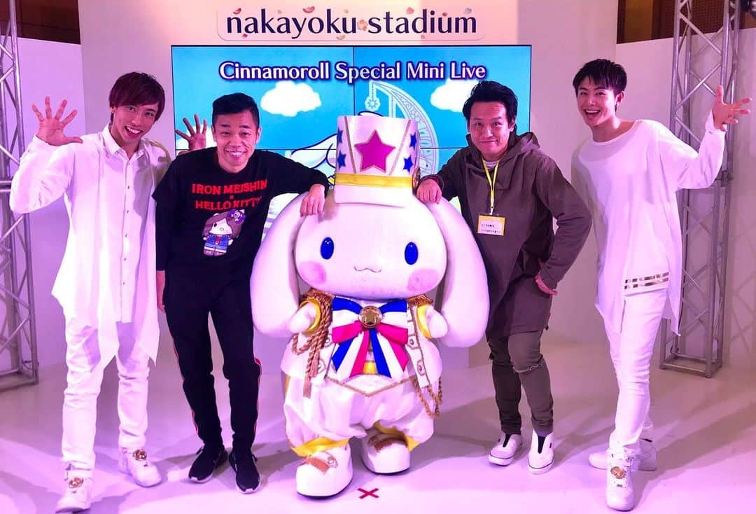 善し のインスタグラム：「シナモロールちゃんとCOWCOWポーズ。  ゴメン耳の上に手かけちゃって... #sanrioexpo2020」
