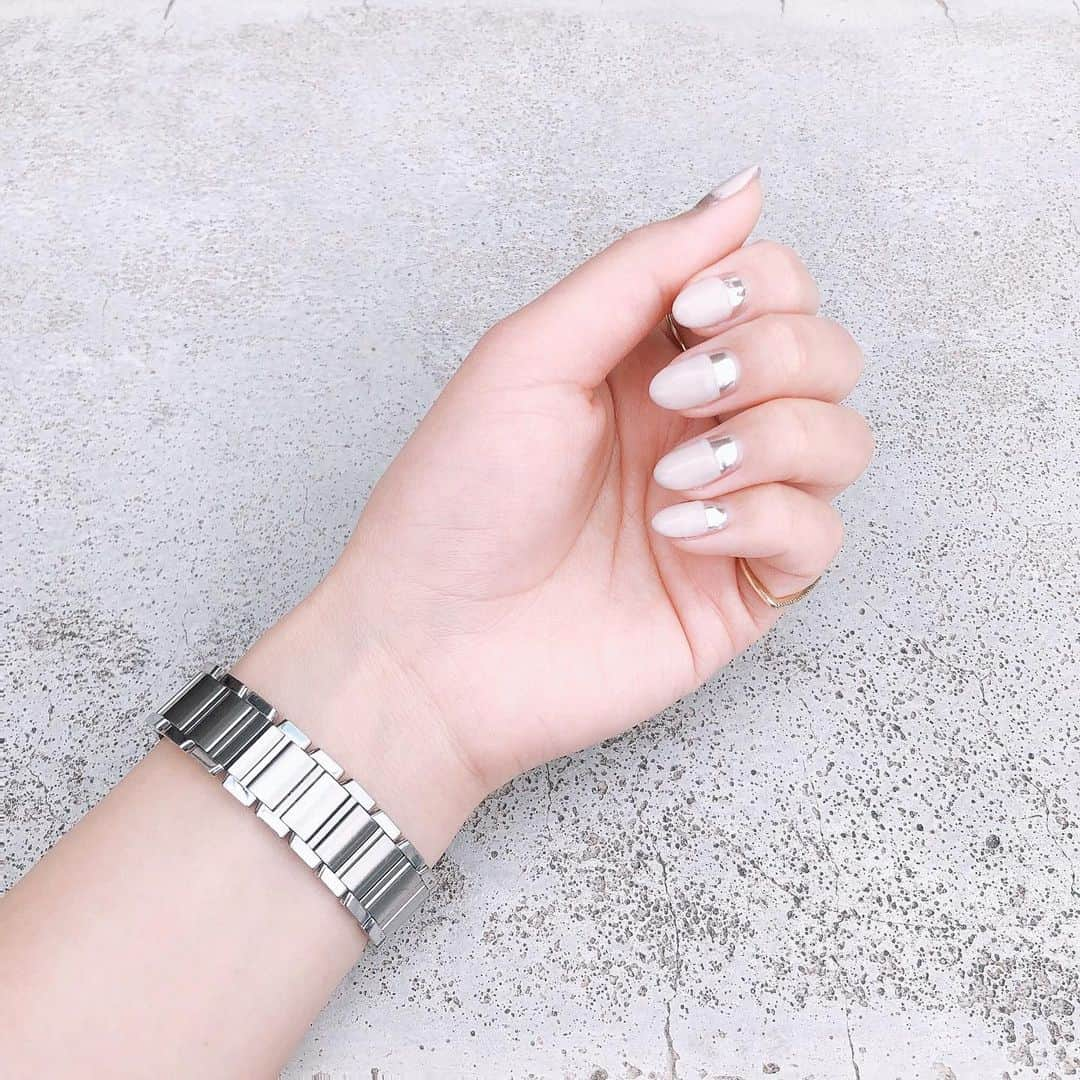 津田麻莉奈さんのインスタグラム写真 - (津田麻莉奈Instagram)「先週ネイルを新しくしました💅 グレージュのマットネイルに根元だけミラー。 マット×ミラーの組み合わせが素敵で、どんな服にも合わせやすくお気に入りです。次もこれにしたいくらい。 いつも素敵なネイルを本当にありがとうございます🥰 (自然光で撮ったら実際の色味より白っぽく写ってしまったけど、グレージュです！) ⁑ +:-:+:-:+:-:+:-:+:-:+:-:+:-:+:-:+:-:+:-:+:-:+:-:+:-:+ Chitta Nail 中目黒駅徒歩1分 アトラスタワー307 ☎️03-6451-2826 👉 @chitta_nail  月〜金 Open 11:00/Close 21:00 土日  Open 10:00/Close 20:00 +:-:+:-:+:-:+:-:+:-:+:-:+:-:+:-:+:-:+:-:+:-:+:-:+:-:+ ⁑ ⁑ ⁑ ⁑ #newnails  #ネイル #ネイルアート #ミラーネイル #ミラーフレンチ  #ハーフミラーネイル  #マットネイル #マットネイルデザイン #マットミラーネイル  #グレージュ#グレージュネイル  #ネイルサロン#中目黒ネイルサロン　 #ネイルデザイン#ネイル #ジェルネイル  #パラジェル#ネイルスタグラム  #네일 #美容 #手元くら部  #nail#nails#nailstagram #nailart #nailsdesign #gelnails  #まりなる #津田麻莉奈」2月4日 17時31分 - tsudamarinal