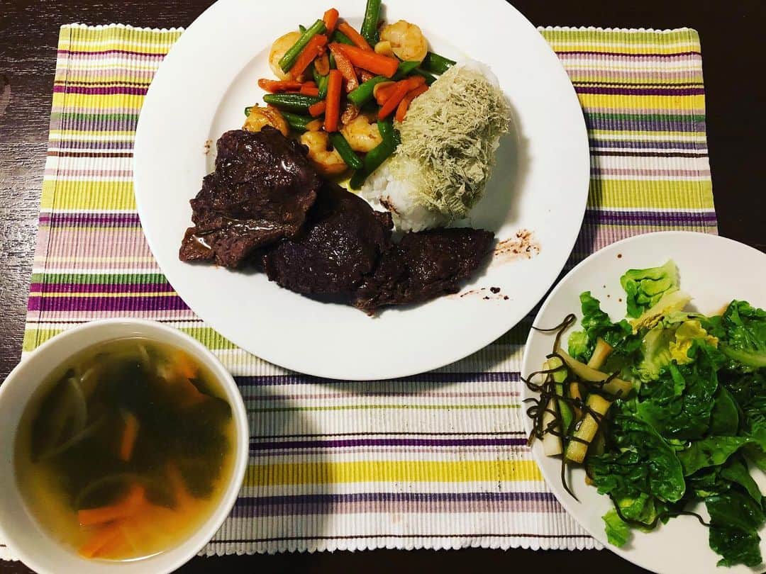 上原彩子さんのインスタグラム写真 - (上原彩子Instagram)「オーストラリアと言えば🦘カンガルー🦘 今日の夕食はカンガルー🦘をいただきました。味は赤身の筋肉質って感じで高タンパク。 まーさん😋#カンガルー #オーストラリア #筋肉質 #メルボルン」2月4日 17時42分 - ayako_uehara.golf