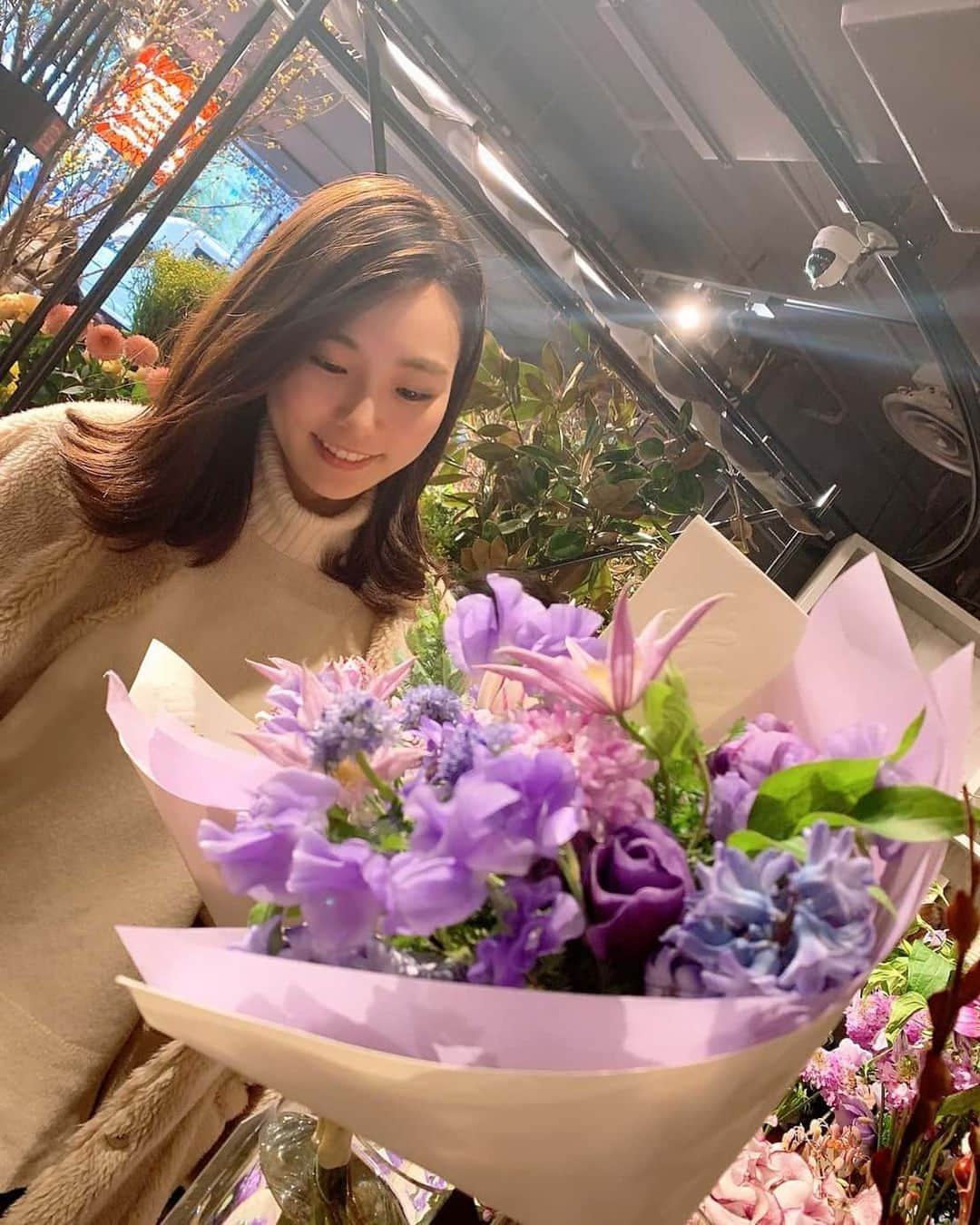 本田珠規さんのインスタグラム写真 - (本田珠規Instagram)「今日はたくさんのお花に囲まれた日🌷 . . この淡い紫のアレンジメントが素敵だった💐 . #青山フラワーマーケット  #青山フラワーマーケットティーハウス  #花束#紫#アレンジメント#お花 #aoyamaflowermarket  #aoyamaflowermarketteahouse  #tokyocafe #flower」2月4日 17時42分 - tamaki_honda_oscar