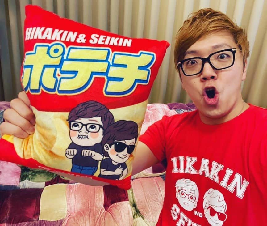 HIKAKINのインスタグラム：「ローソンにて2月4日(火)からHIKAKIN & SEIKINグッズが新登場！😎😎くじ引きで新グッズ是非是非ゲットしてみてねー！🎉オススメはポテチクッション🍟🥔😂 #ufes #ローソン #ヒカキン #セイキン」
