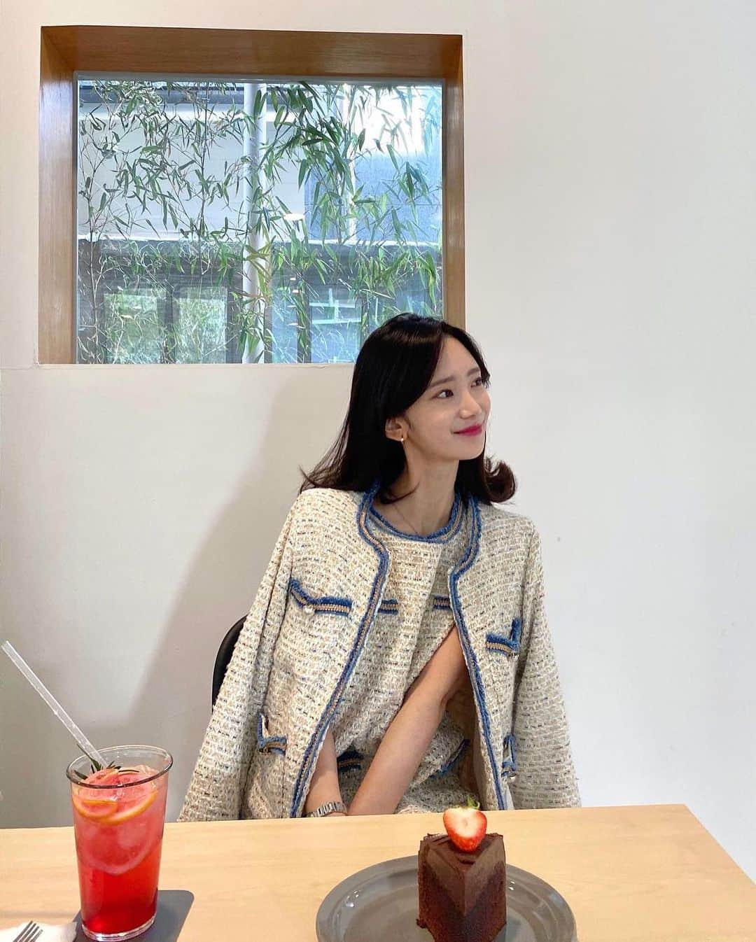 キム・ミニさんのインスタグラム写真 - (キム・ミニInstagram)「Blue stitch tweed jacket & dress 신상품 블루스티치 트위드 투피스가  방금 메인에 올라왔어요 - 💙 #빈티지무드 #💙」2月4日 17時35分 - mimiwor