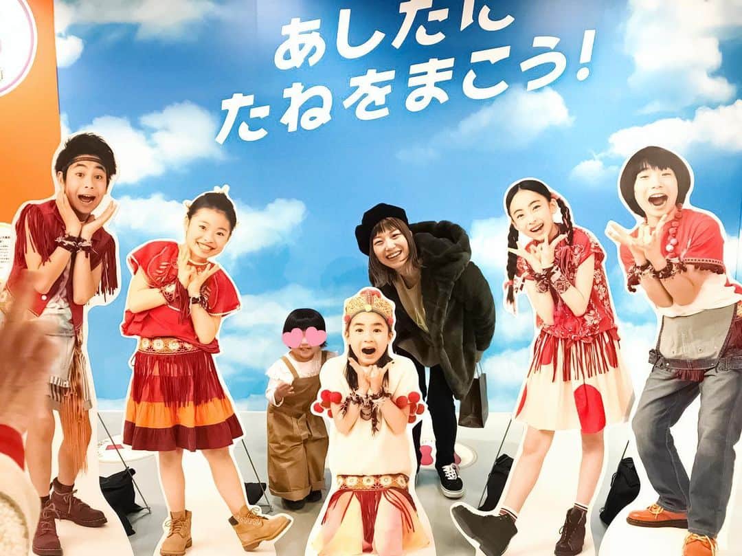 ユコ=カティのインスタグラム：「姪っ子とパプリカ♡  #おかんの手がフレームイン #手を繋いでるのにパネルに被る件」