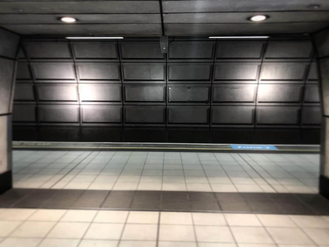 ニック・ハイドフェルドのインスタグラム：「In the zone Heathrow airport train station . . . #travel #airport #trainstation #inthezone」