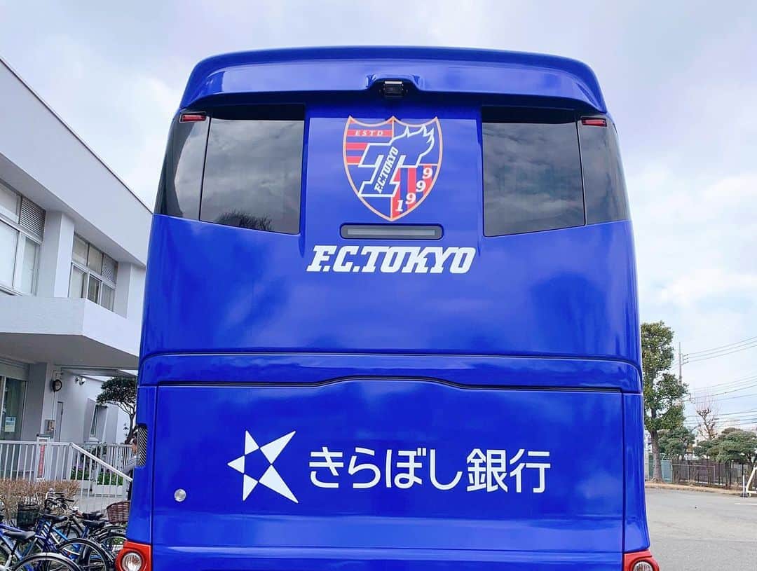 FC東京オフィシャルグッズさんのインスタグラム写真 - (FC東京オフィシャルグッズInstagram)「🚎 🔵バモバス リニューアル!!!🔴 移動時にチームが使用するバモバスの外装をリニューアルいたしました!!!!!✨🙌🙌🙌 . 新しい装いのバモバスとともに2020シーズンを戦っていきます!!!!✊✊✊ @fctokyoofficial  #FC東京 #fctokyo #tokyo」2月4日 17時44分 - fctokyoofficial