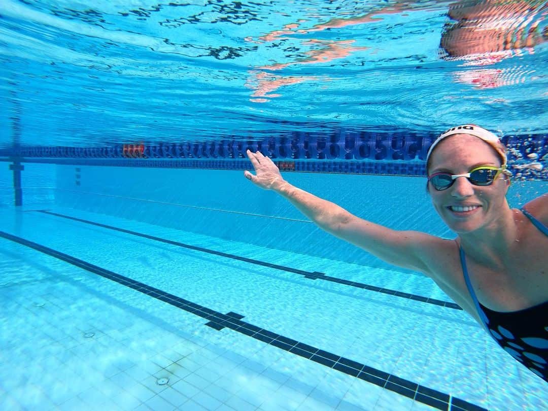 エミリー・シーボームのインスタグラム：「It’s been a long week - me, on Tuesday.  #swimming #water #athlete #training #tuesdayfeels」