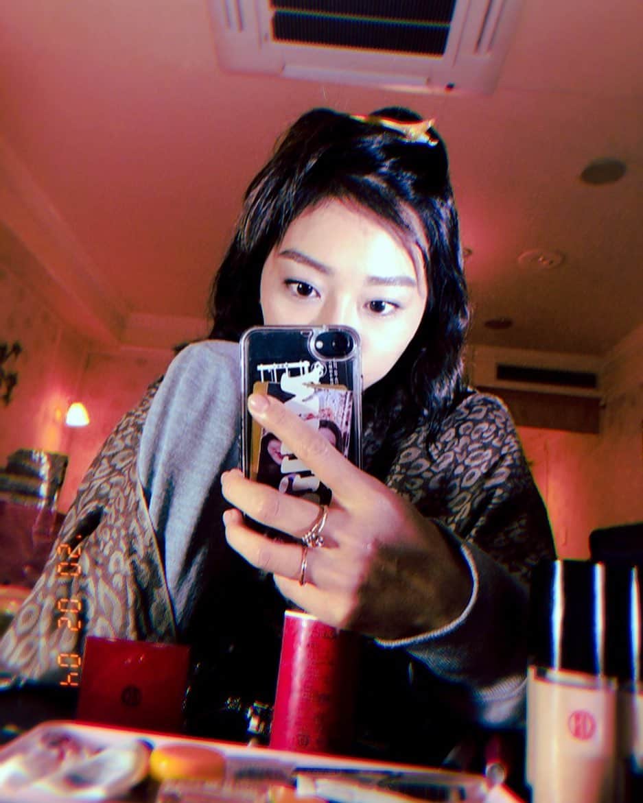 のインスタグラム：「めいくちゅ。怪しげなライトに怪しげな控室な今日。 落ち着かない。笑🎥🎥🧜🏼‍♀️💙💜」