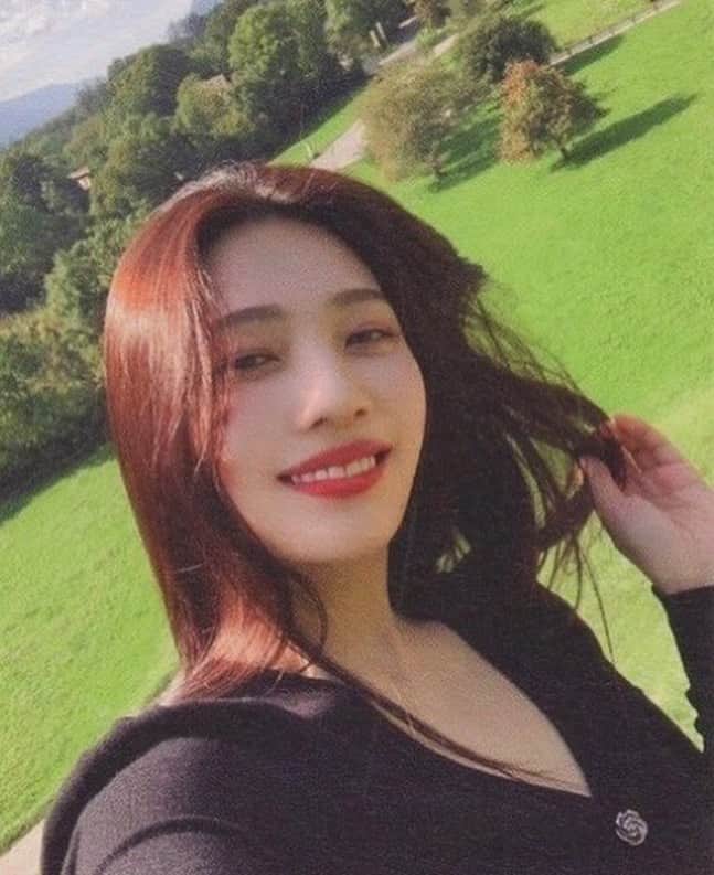 ジョイ（ファンアカウント）のインスタグラム：「Would you rather lose the ability to speak or lose all your memories? — weird question i know, however, it was the questions of the day today in my speaking practice  #REDVELVET#JOY#레드벨벳#조이 © owner」