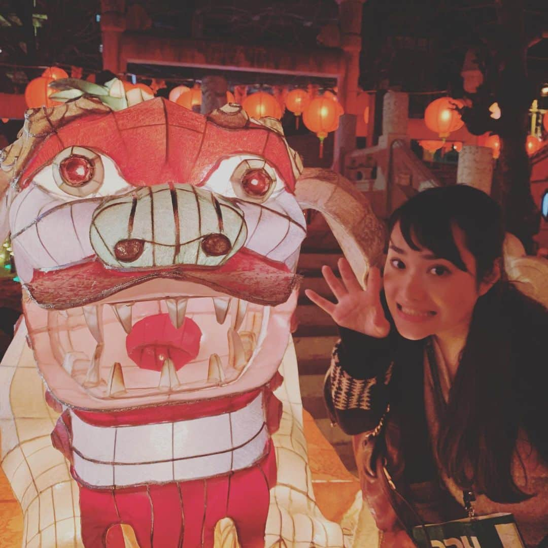 佐藤綾子さんのインスタグラム写真 - (佐藤綾子Instagram)「🐼変面🇨🇳﻿ ﻿ ﻿ ランタンフェスティバル、﻿ 皆さんは行かれましたか？﻿ きょうの特集は中国の伝統芸能﻿ その名も「変面」です！﻿ ﻿ デビューしてまだ2カ月の大学生変面師が、﻿ 孔子廟に1年で1番多くの人が集まる﻿ ランタンフェスティバルの舞台に挑みます！﻿ 面の下の甘いマスクにファンも急増中です😎﻿ ﻿ 毎回毎回、﻿ 「今度こそはカラクリを見破る！！！」﻿ という強い気持ちを持って見るんですが﻿ 何度見てもわからない…！！﻿ そしてそんな不遜な気持ちも忘れて﻿ はしゃいでしまう魔力が詰まった変面です。﻿ ぜひご覧ください☺️﻿ このあと夕方6時15分からです！﻿ ﻿ ﻿ #変面 #ランタンフェスティバル #長崎ランタンフェスティバル #孔子廟 #長崎孔子廟 #変面師﻿ #ncc #長崎文化放送 #スーパーJチャンネル長崎」2月4日 18時08分 - satoaya_ncc