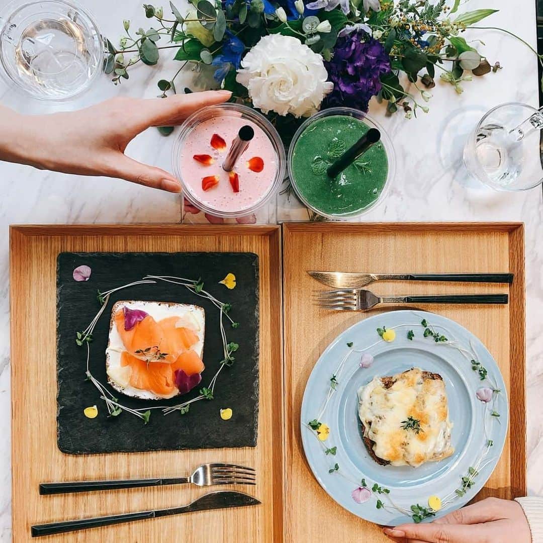 本田珠規のインスタグラム：「今日は素敵カフェをはしご☕ . 食べられるお花💐を使ったオープンサンド🍞 たっぷりのお野菜や果物を使ったスムージー . . #素敵カフェ#cafe  #お花#グリーンスムージー #lorans#千駄ヶ谷カフェ #tokyocafe  #lunch」