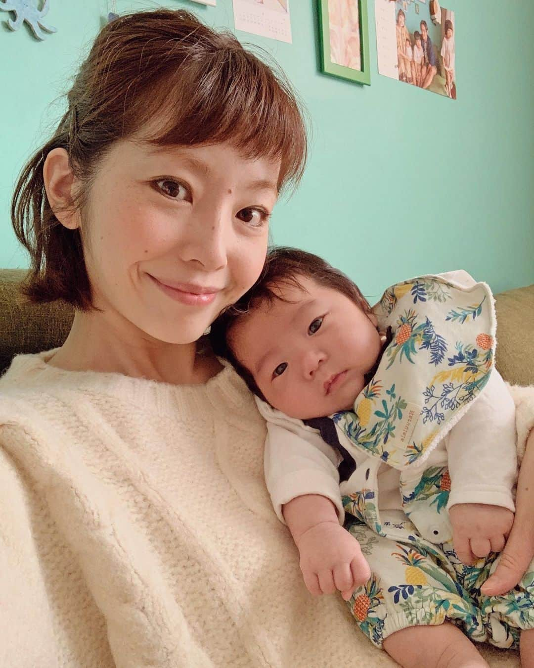 むらたさきさんのインスタグラム写真 - (むらたさきInstagram)「♡♡ ． いつかの母と子👶🥰 ． ． 姿が見えたり、目があったりすると ニンマ〜と笑ったり、 声をあげて手足をバタバタさせて喜んだり、 かと思えば 急に真顔になって ボーッとして拳を無心で舐めはじめたりと、 その両方の反応がおもしろい🤣💓 ． ． ただただ癒しの三男サンちゃん👶🥺♡ ． ． ． 長男が習いごと🏊‍♂️を始めて、 イキイキと練習しとる姿をギャラリースペースから見るのが楽しみな週末☺️💓 ． 潜った後にドヤッ！と 母の方に手を振ってくれたりも👏🤣 ． ． 同時に、その間の1時間ちょっとを お昼過ぎで眠くなりがち＆暇を持て余す次男と どう過ごすかが毎回の課題でもある⚡️😂🏃‍♂️ ． (今のところ三男は抱っこでほぼ寝とる🙆‍♀️) ． ． ． ． ． ． ． ． ． ． ． #9月10日生まれ #生後4ヶ月 #三兄弟 の三男👶 ． #生後2ヶ月 の頃」2月4日 18時08分 - muratasaki