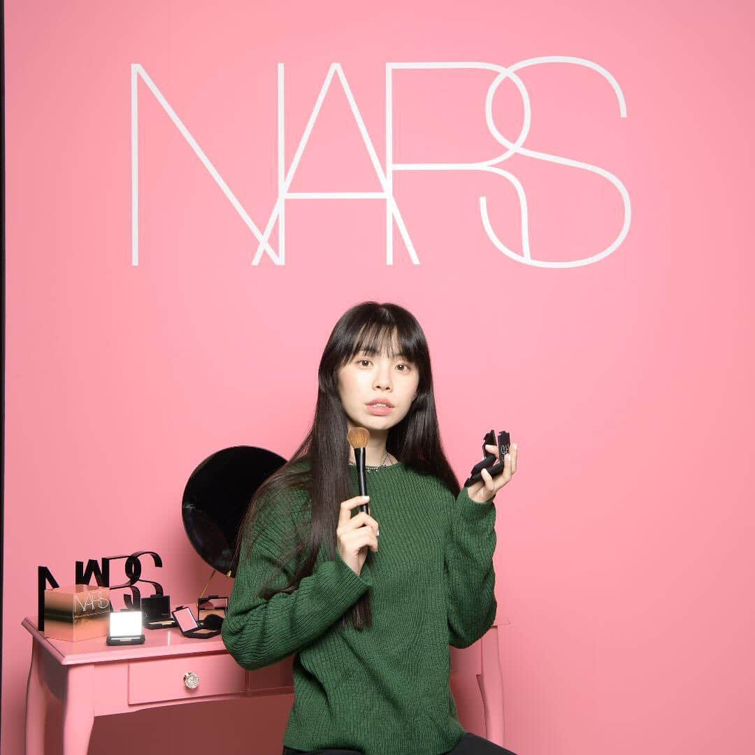 るうこさんのインスタグラム写真 - (るうこInstagram)「@narsissist の新作 #NARSブラッシュ　4078  #NARSアフターグローリップバーム　1356  #narsティンティッドグローブースター ライト  この三つを早速使わせていただきました  ブースターはファンデーションと混ぜても○ かなり艶感のあるベースメイクが完成しました みずみずしくて たっぷりプッシュして肌に乗せるのがコツのようです！  チークは新しく10色プラスされました🤗 私は中でも4078番がタイプだったな 細かいラメがハイライトなしでもきらっとさせてくれます 色もベージュ系は薄いイメージがあったけどしっかり発色してくれて うーん　かわいい😍  リップバームは1359番と迷ったけど それより赤みの強い1356番を シアーな色づきで尚且つしっかり保湿してくれるの大愛用しそう👀  タッチアップしてもらうと本当に勉強になるし何より楽しい❤️ #nars #narscosmetics」2月4日 18時08分 - rororuko