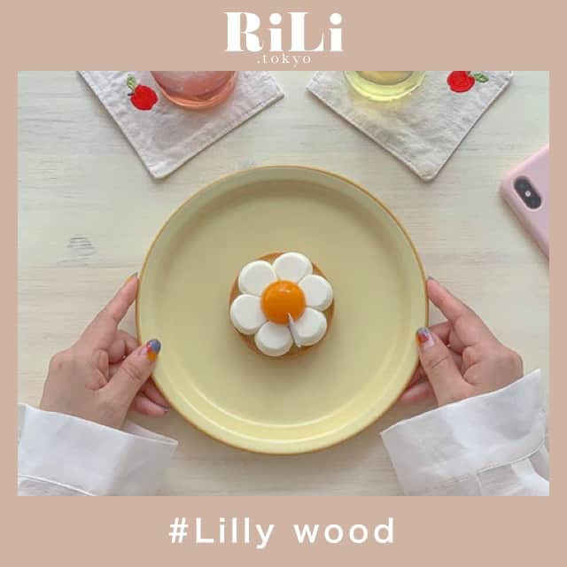 RiLiさんのインスタグラム写真 - (RiLiInstagram)「お花ケーキが食べられる🌼韓国カフェ【Lilly wood】 ..... 韓国･新村(シンチョン)にある【Lilly wood（リリーウッド）】は2019年9月にオープンした韓国カフェ🍐メニューも店内も韓国カフェならではでかわいいと話題になってるの🙊🧡 1番人気は“デイジー”のケーキ🌼お花みたいな小さなタルトケーキは食べるのがもったいなくなっちゃうくらいかわいいよね🥺💛💛ほかにもケーキ･ドリンクがたくさんあるよ❕ 白を基調とした写真や植物が飾ってある落ち着いた店内🪑🕯は写真映えすること間違いなし🥕みんなも韓国へお出かけしたらぜひ訪れてみてね🚪💕 ❣ ❣ ❣ ❣ ❣ サイトやSNSで掲載させていただくお写真募集中😘📸 かわいいコーデやアイテム、注目スポットなどが撮れたら、ハッシュタグ→#rili_tokyo  を付けて投稿❗ ． Special Thanks💋 Photo by @ma.riiiii_____co @tomoco__ma @_jyuum @l_ina723 @nsmrikm @yuu_rmtk @xinaykjw @manahhh075 @kan_konoel ． #冬 #Lillywood #韓国カフェ #新村カフェ #弘大カフェ #デイジーケーキ #ソウルカフェ #카페스타그램 #카페#ブラウンコーデ #ベージュコーデ  #ワントーンコーデ #シンプルコーデ  #カジュアルコーデ #ガーリーコーデ #置き画 #置き画くら部 #今日のコーデ #コーデ #コーディネート #RiLi  #おしゃれさんと繋がりたい #お洒落さんと繋がりたい #ファッション #패션스타그램 #ootd #outfit」2月4日 18時00分 - rili.tokyo