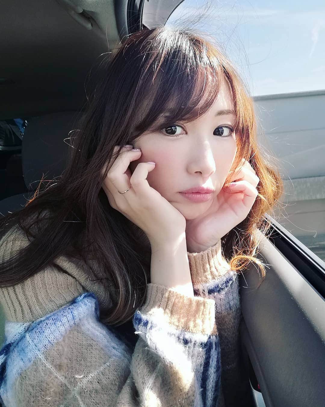 のインスタグラム：「今日は天気良くて、ぽかぽかだった🎠🎠 自然光(笑)(笑) ２月は、22日までお仕事お受けできます～～🙆‍♀️ * #フリーランス #モデル」